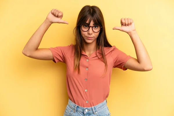 Mujer Bonita Hispana Sintiéndose Orgullosa Arrogante Confiada Luciendo Satisfecha Exitosa —  Fotos de Stock