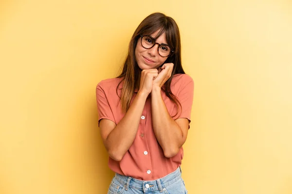 Hispânico Mulher Bonita Sentindo Amor Olhando Bonito Adorável Feliz Sorrindo — Fotografia de Stock