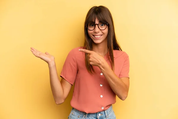 Mujer Bonita Hispana Sonriendo Alegremente Apuntando Copiar Espacio Palma Mano —  Fotos de Stock