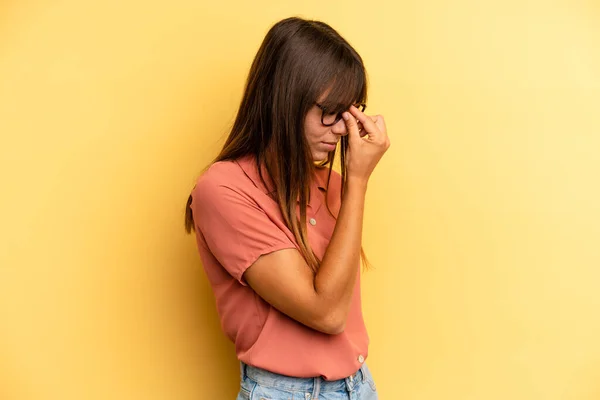 Hispânico Bonita Mulher Sentindo Estressado Infeliz Frustrado Tocando Testa Sofrendo — Fotografia de Stock