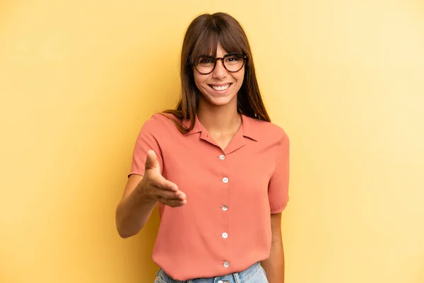 Ispanica Bella Donna Sorridente Guardando Felice Fiducioso Amichevole Offrendo Una — Foto Stock