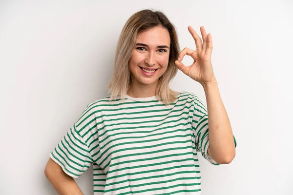 Jovem Mulher Loira Adulta Sentindo Feliz Relaxado Satisfeito Mostrando Aprovação — Fotografia de Stock