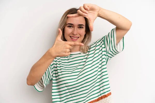 Jovem Mulher Loira Adulta Sentindo Feliz Amigável Positivo Sorrindo Fazendo — Fotografia de Stock