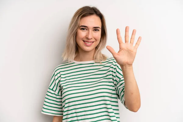 Jovem Mulher Loira Adulta Sorrindo Olhando Amigável Mostrando Número Cinco — Fotografia de Stock