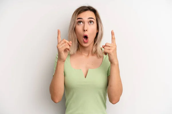 Young Adult Blonde Woman Looking Shocked Amazed Open Mouthed Pointing — ストック写真