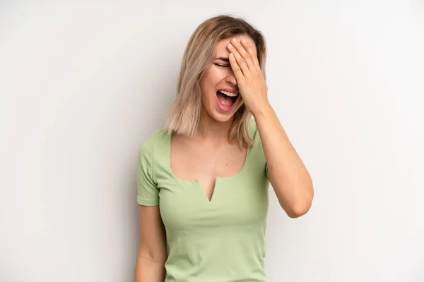 Young Adult Blonde Woman Laughing Slapping Forehead Saying Doh Forgot — Stock Fotó