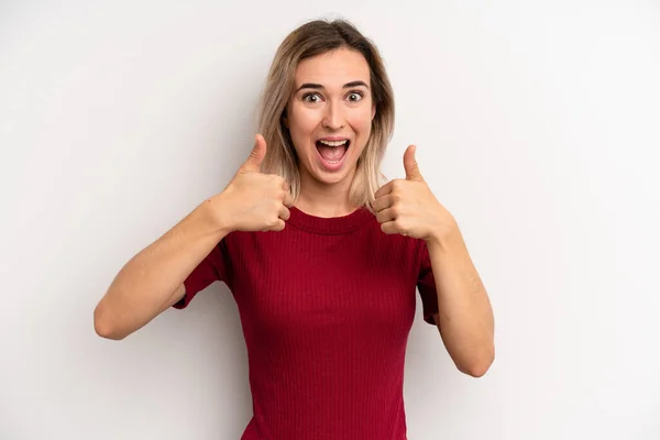 Joven Mujer Rubia Adulta Sonriendo Ampliamente Mirando Feliz Positivo Seguro — Foto de Stock