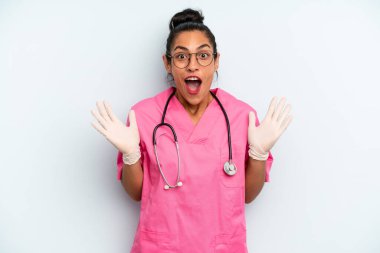 İspanyol kadın kendini mutlu hissediyor ve inanılmaz bir şeye hayret ediyor. hemşire konsepti