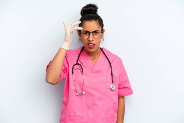 İspanyol kadın şaşkın ve şaşkın hissediyor, senin deli olduğunu gösteriyor. hemşire konsepti