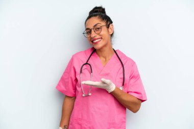 İspanyol kadın neşeyle gülümsüyor, mutlu hissediyor ve bir konsept gösteriyor. hemşire konsepti