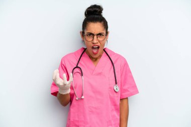 İspanyol kadın sinirli, sinirli ve hayal kırıklığına uğramış görünüyor. hemşire konsepti