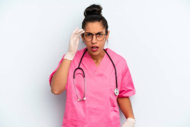 İspanyol kadın şaşırmış görünüyor, yeni bir düşünceyi, fikri ya da konsepti fark ediyor. hemşire konsepti