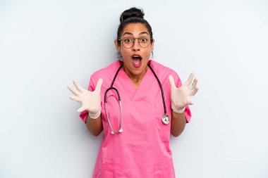 İspanyol kadın bir fikri fark ettikten sonra mutlu ve heyecanlı bir dahi gibi hissediyor. hemşire konsepti