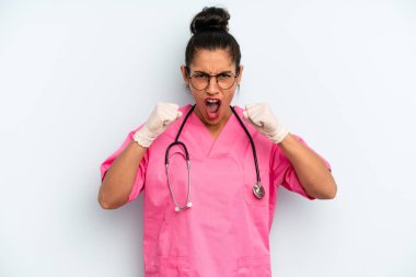 İspanyol kadın öfkeli bir ifadeyle agresif bir şekilde bağırıyor. hemşire konsepti