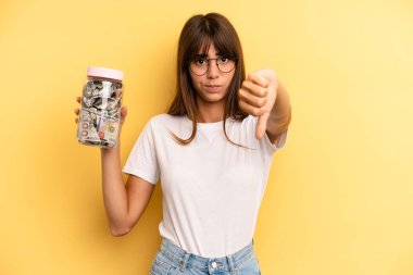 İspanyol kadın kendini kötü hissediyor, baş parmağını kaldırıyor. kaydetme kavramı