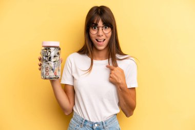 İspanyol kadın kendini mutlu hissediyor ve heyecanla kendini işaret ediyor. kaydetme kavramı