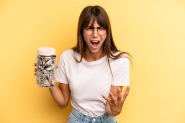 İspanyol kadın sinirli, sinirli ve hayal kırıklığına uğramış görünüyor. kaydetme kavramı