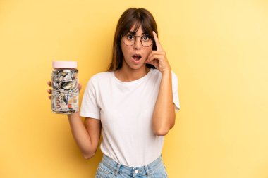 İspanyol kadın şaşırmış görünüyor, yeni bir düşünceyi, fikri ya da konsepti fark ediyor. kaydetme kavramı