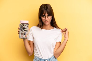 İspanyol kadın kibirli, başarılı, pozitif ve gururlu görünüyor. kaydetme kavramı