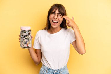 İspanyol kadın mutsuz ve stresli görünüyor, intihar jesti silah işareti yapıyor. kaydetme kavramı