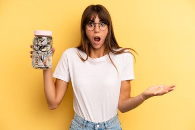 İspanyol kadın inanılmaz bir sürprizle şaşkına döndü, şok oldu ve hayrete düştü. kaydetme kavramı