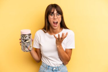 İspanyol kadın umutsuz, sinirli ve stresli görünüyor. kaydetme kavramı