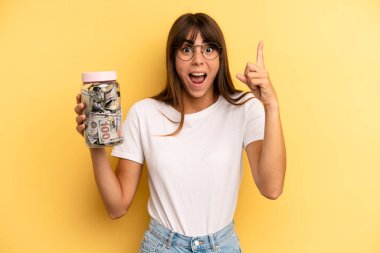 İspanyol kadın bir fikri fark ettikten sonra mutlu ve heyecanlı bir dahi gibi hissediyor. kaydetme kavramı