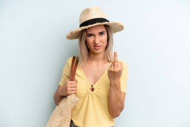 Sarışın kadın kızgın, sinirli, asi ve agresif hissediyor. yaz konsepti