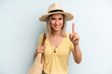 Sarışın kadın gururla gülümsüyor ve kendinden emin bir numara oluyor. yaz konsepti