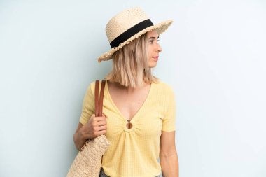 Profil bakışlı sarışın kadın hayal mi kuruyor yoksa hayal mi kuruyor? yaz konsepti