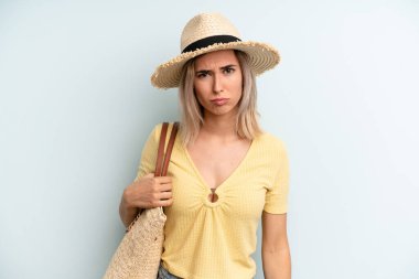 Sarışın kadın üzgün ve mızmızlanıyor. Mutsuz bir bakışı var ve ağlıyor. yaz konsepti