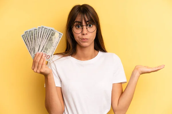Hispanic Woman Feeling Puzzled Confused Scratching Head Dollar Banknotes Concept — Foto Stock