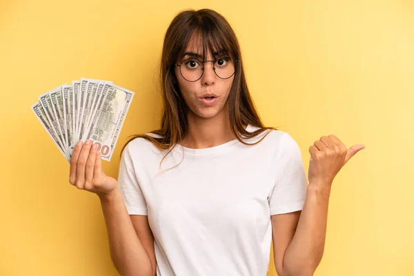 Hispanic Woman Looking Astonished Disbelief Dollar Banknotes Concept — Foto Stock