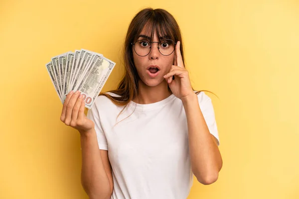 Hispanic Woman Looking Surprised Realizing New Thought Idea Concept Dollar — Foto Stock