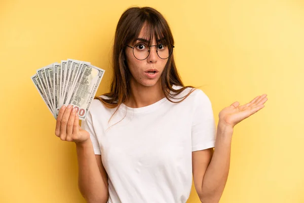 Hispanic Woman Looking Surprised Shocked Jaw Dropped Holding Object Dollar — Foto de Stock