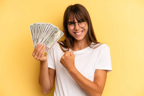 Hispanic Woman Feeling Happy Facing Challenge Celebrating Dollar Banknotes Concept — Foto Stock