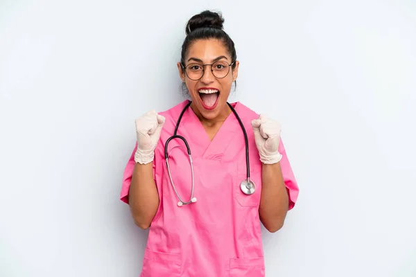 ヒスパニックな女はショックを受けて笑って成功を祝っている 看護師の概念 — ストック写真