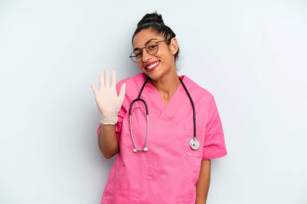 Hispanische Frau Lächelt Glücklich Winkt Mit Der Hand Begrüßt Und — Stockfoto