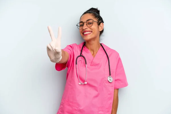 Die Spanierin Lächelt Freundlich Und Zeigt Nummer Zwei Pflegekonzept — Stockfoto