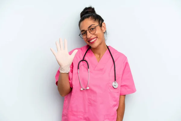 Spaanse Vrouw Lacht Ziet Vriendelijk Uit Toont Nummer Vijf Verpleegkundig — Stockfoto