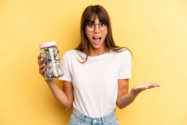 Hispanic Woman Feeling Extremely Shocked Surprised Savings Concept — Stockfoto