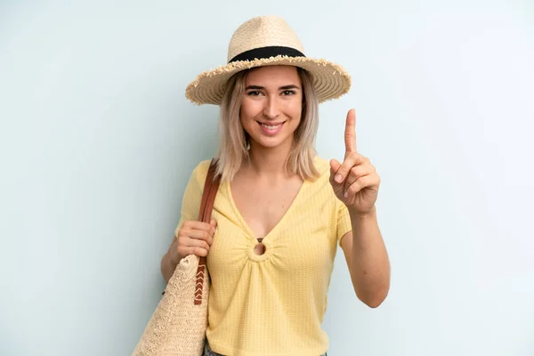 Donna Bionda Sorridente Orgogliosamente Con Fiducia Rendendo Numero Uno Concetto — Foto Stock