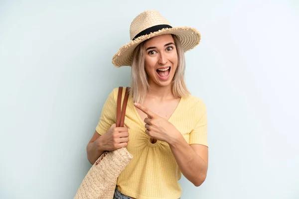 Blonde Woman Looking Excited Surprised Pointing Side Summer Concept — Foto Stock