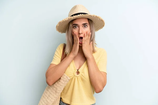 Blonde Woman Feeling Shocked Scared Summer Concept — Foto Stock