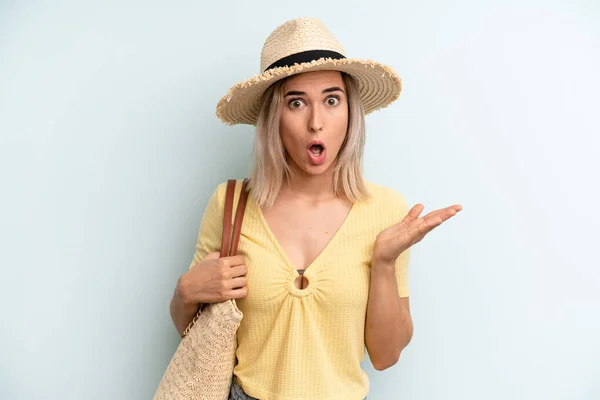Blonde Woman Looking Surprised Shocked Jaw Dropped Holding Object Summer — Stockfoto