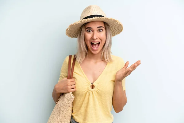 Blonde Woman Feeling Happy Surprised Realizing Solution Idea Summer Concept — Foto Stock