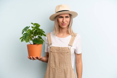 Sarışın kadın üzgün, üzgün ya da kızgın ve yana bakıyor. gardering konsepti