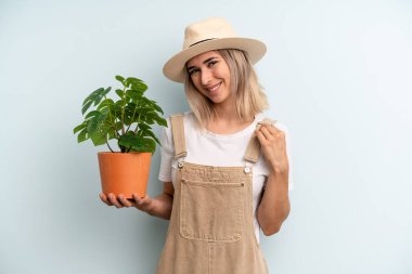 Sarışın kadın kibirli, başarılı, pozitif ve gururlu görünüyor. gardering konsepti