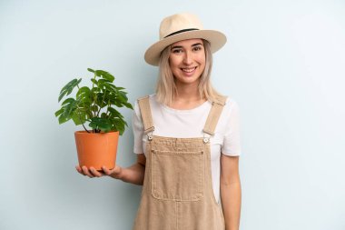 Sarışın kadın mutlu ve hoş bir şekilde şaşırmış görünüyor. gardering konsepti