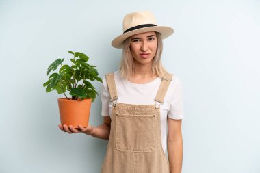 Sarışın kadın şaşkın ve şaşkın hissediyor. gardering konsepti